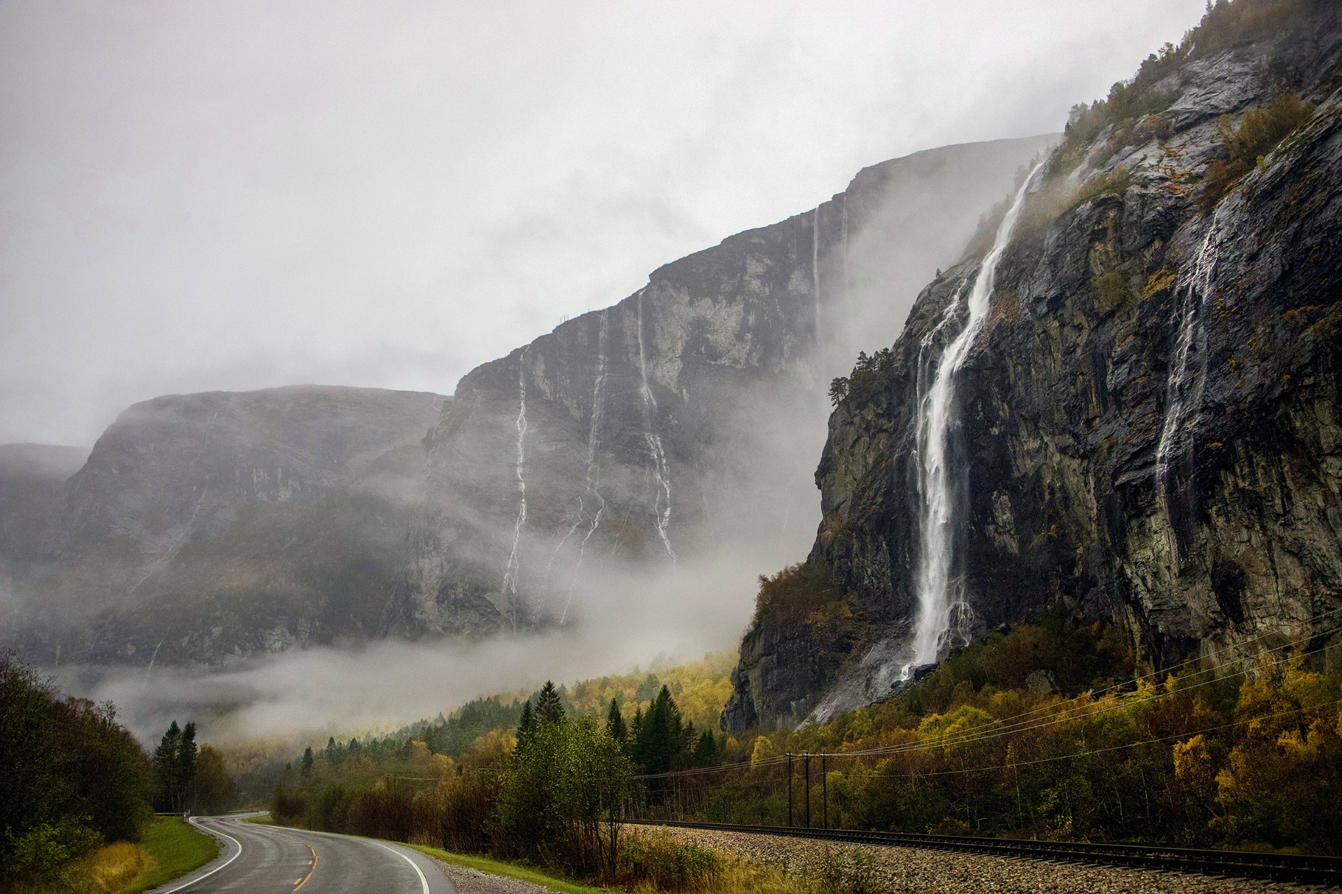 NOVEMBER: Tema "Høstfarger". Vinnerbildet "Høst lang E136 i oktober" er fotografert av Ralf Kirchhoff. "